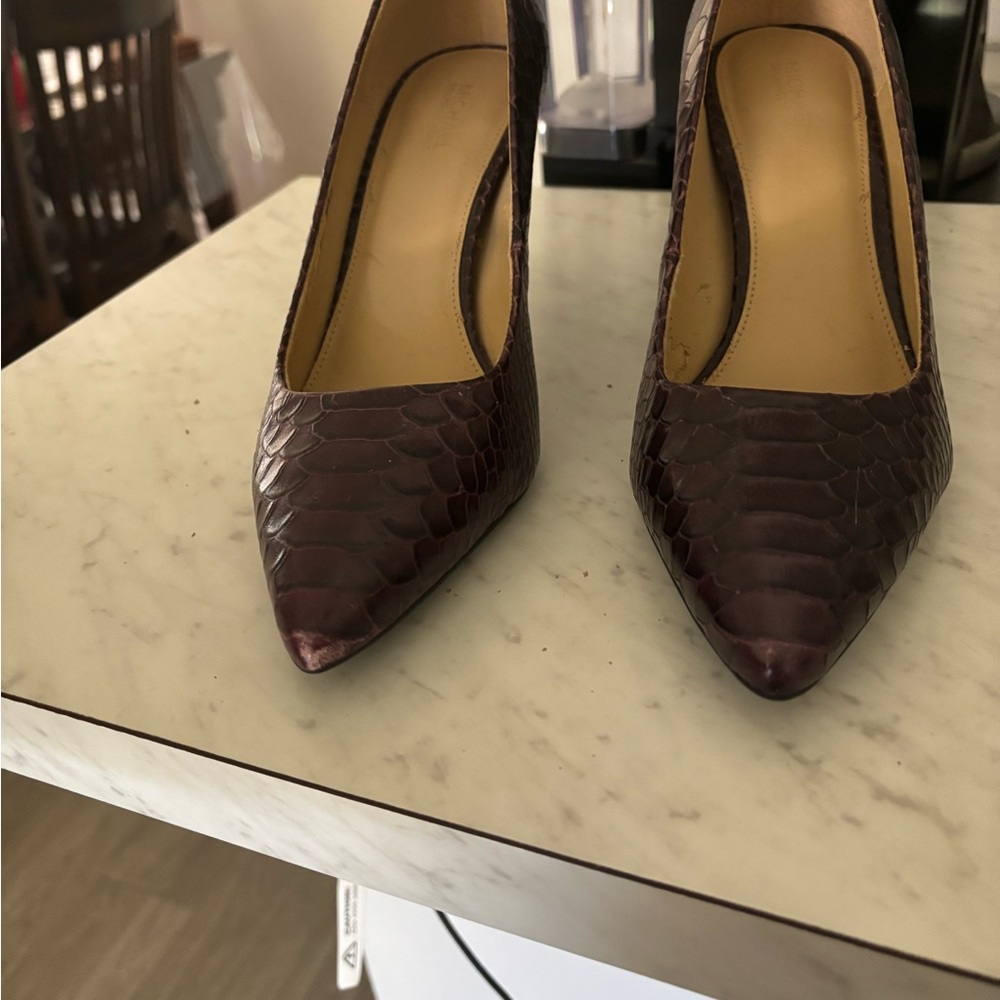 Women's Pointed Toe Pump in Deep Burgundy Croc-Embossed Leather